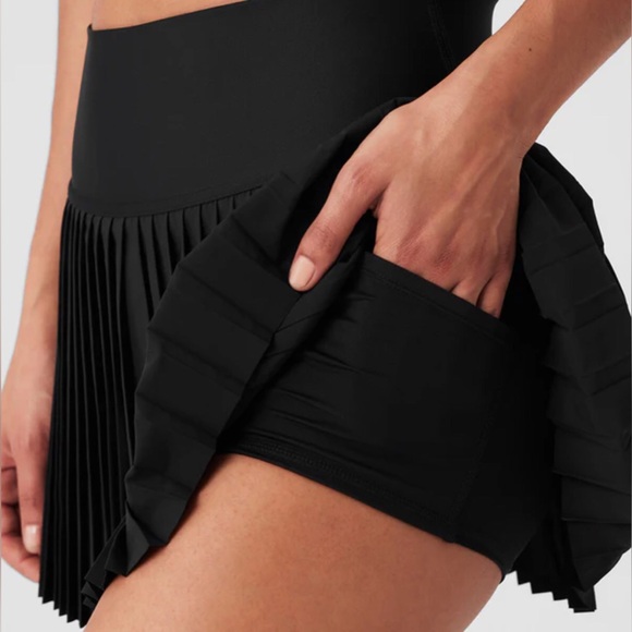 ALO Yoga Dresses & Skirts - ALO YOGA GRAND SLAM TENNIS SKIRT - BLACK
EUC